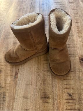 UGG Classic Tall Chestnut Shearling Lined Short Boots in Chestnut girls used